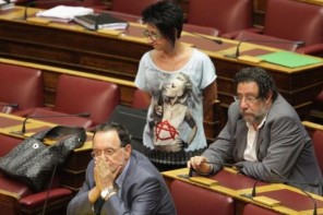 Η βουλευτής του ΣΥΡΙΖΑ με μολότοφ στη Βουλή!